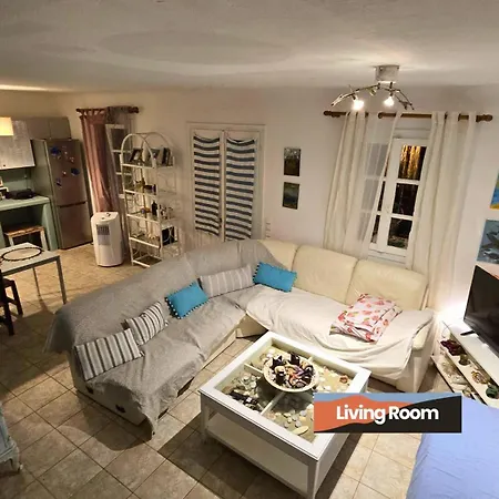 Beachside Double Storey Maisonette With Pool Апартаменты